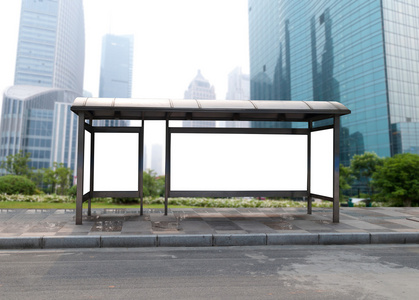 舞臺(tái)上的公交車站臺(tái)廣告牌 城市宣傳的藝術(shù)表達(dá)